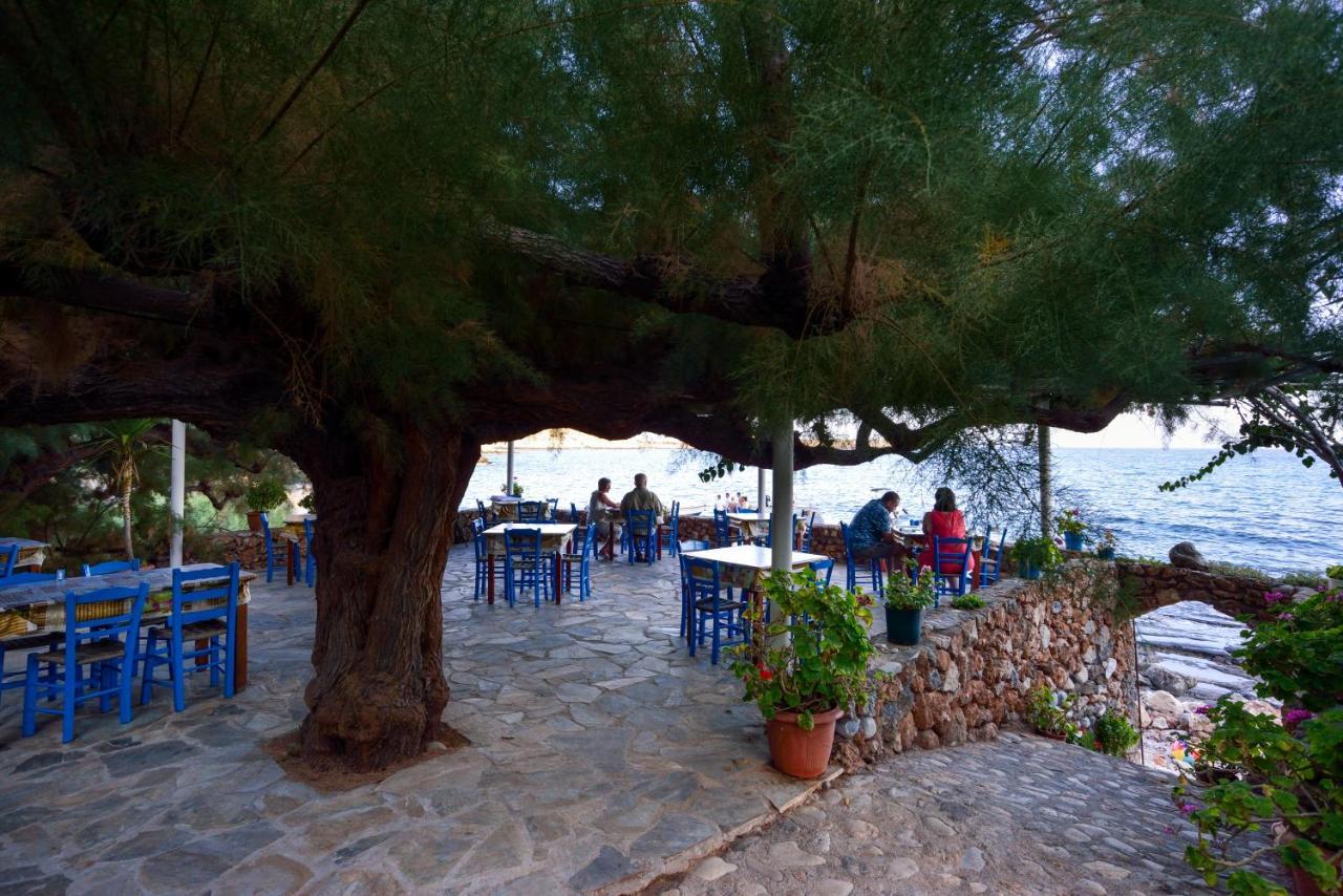 Hotel Taverna Akrogiali Lutró Exterior foto