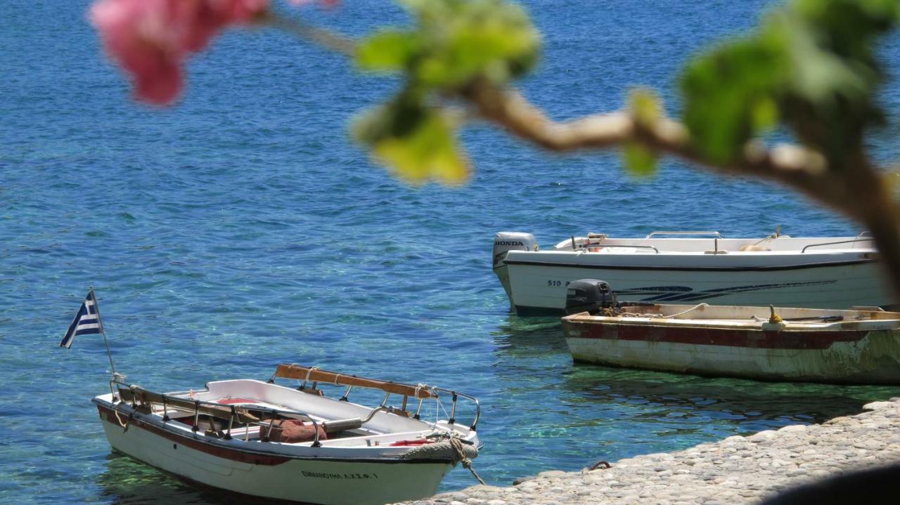 Hotel Taverna Akrogiali Lutró Exterior foto