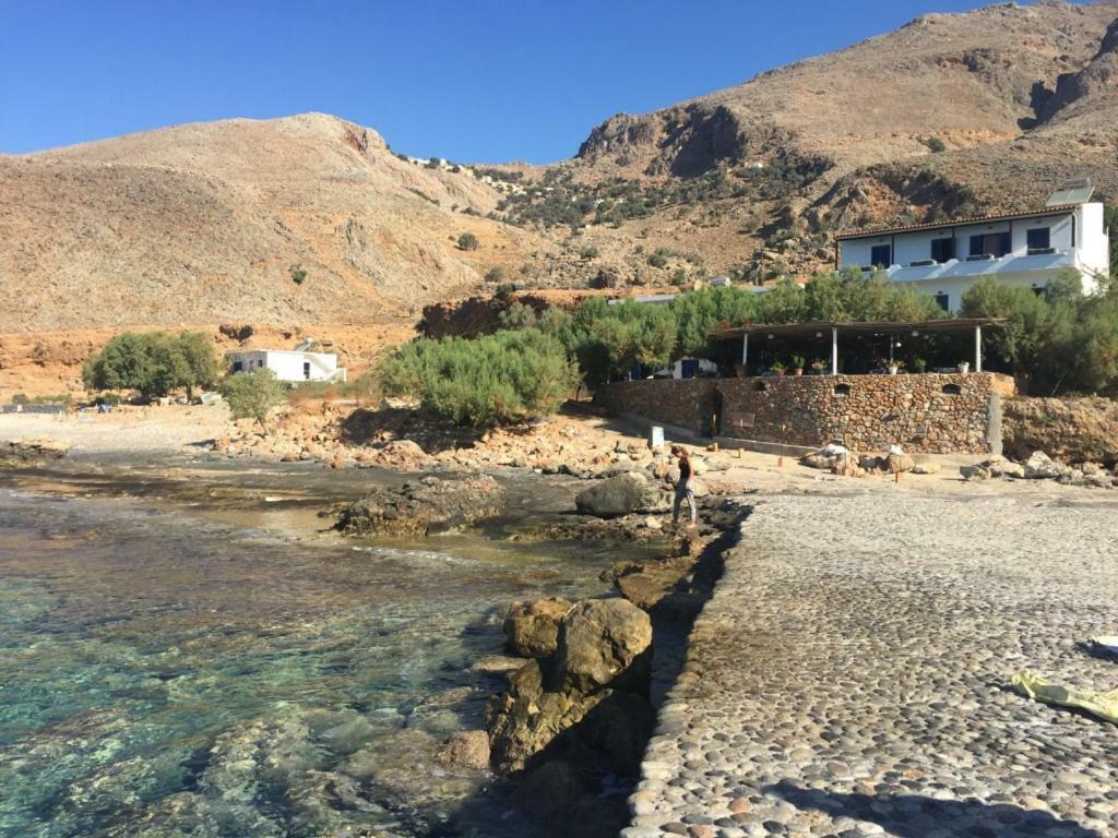 Hotel Taverna Akrogiali Lutró Exterior foto